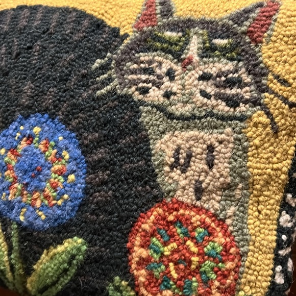 100% Wool Hooked Penny Flower Cat Pillow - Picture 2 of 6